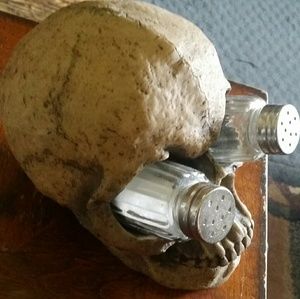 Skeleton head salt & pepper shaker set